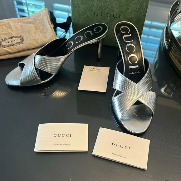 Gucci Logo Nappa Silk Metallic Leather Sandals in Argento - Picture 4 of 9